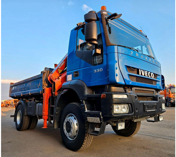 Iveco Trakker 190T33 4x4 M Tipper + Crane Atlas 120.2E - Billenőplatós teherautó, Darus autó: 2 kép. Iveco Trakker 190T33 4x4 M Tipper + Crane Atlas 120.2E - Billenőplatós teherautó, Darus autó: 2 kép.