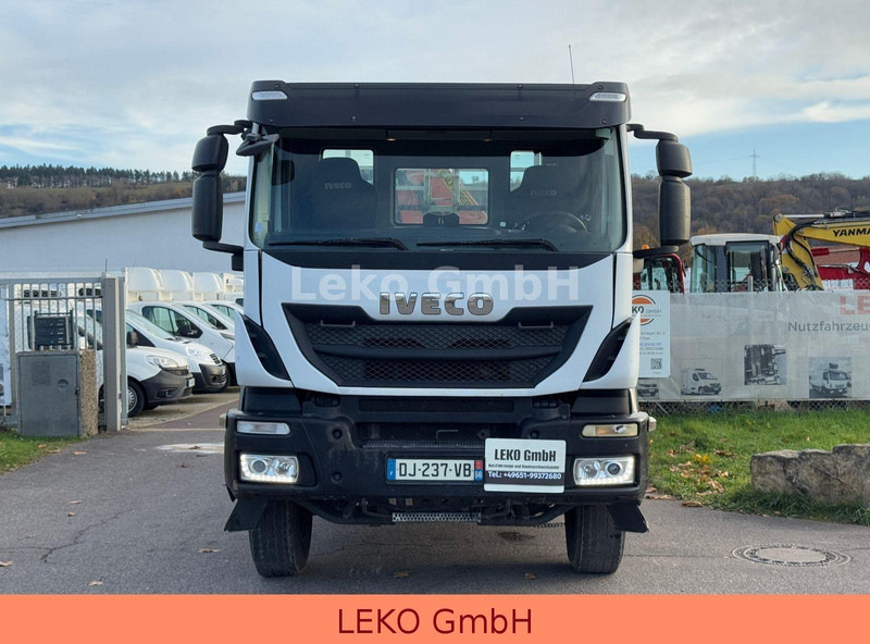 Iveco Trakker 450 Mit Kran( Palfinger PK 22002 .EH) - Platós teherautó, Darus autó: 3 kép. Iveco Trakker 450 Mit Kran( Palfinger PK 22002 .EH) - Platós teherautó, Darus autó: 3 kép.