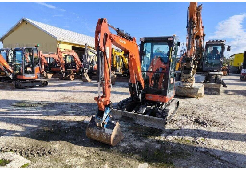 Kubota U27-4 - Crawler mini excavator - Minikotró: 4 kép. Kubota U27-4 - Crawler mini excavator - Minikotró: 4 kép.