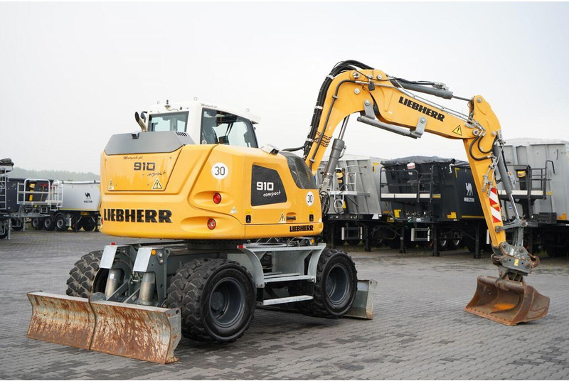 Liebherr 910 COMPACT LITRONIC / KOPARKA KOŁOWA / KLIMATYZACJA / KAMERA - Gumikerekes kotró: 4 kép. Liebherr 910 COMPACT LITRONIC / KOPARKA KOŁOWA / KLIMATYZACJA / KAMERA - Gumikerekes kotró: 4 kép.