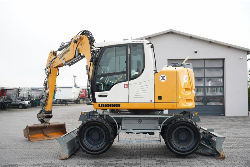 Liebherr 910 COMPACT LITRONIC / KOPARKA KOŁOWA / KLIMATYZACJA / KAMERA - Gumikerekes kotró: 2 kép. Liebherr 910 COMPACT LITRONIC / KOPARKA KOŁOWA / KLIMATYZACJA / KAMERA - Gumikerekes kotró: 2 kép.