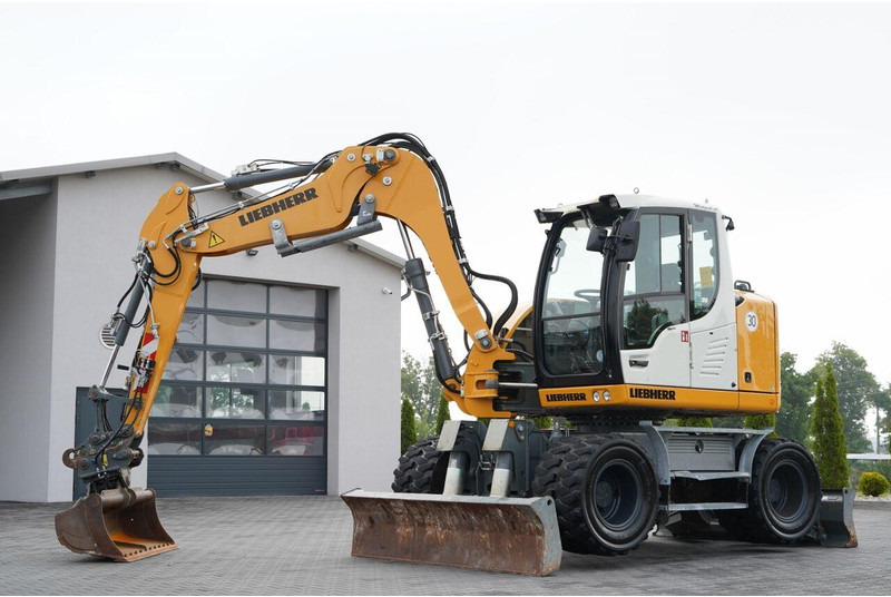 Liebherr 910 COMPACT LITRONIC / KOPARKA KOŁOWA / KLIMATYZACJA / KAMERA - Gumikerekes kotró: 1 kép. Liebherr 910 COMPACT LITRONIC / KOPARKA KOŁOWA / KLIMATYZACJA / KAMERA - Gumikerekes kotró: 1 kép.