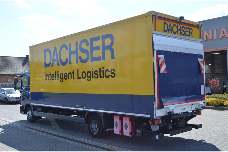 MAN TGL 12.250 CONTAINER+LIFT 1500 kg - Dobozos felépítményű teherautó: 3 kép. MAN TGL 12.250 CONTAINER+LIFT 1500 kg - Dobozos felépítményű teherautó: 3 kép.