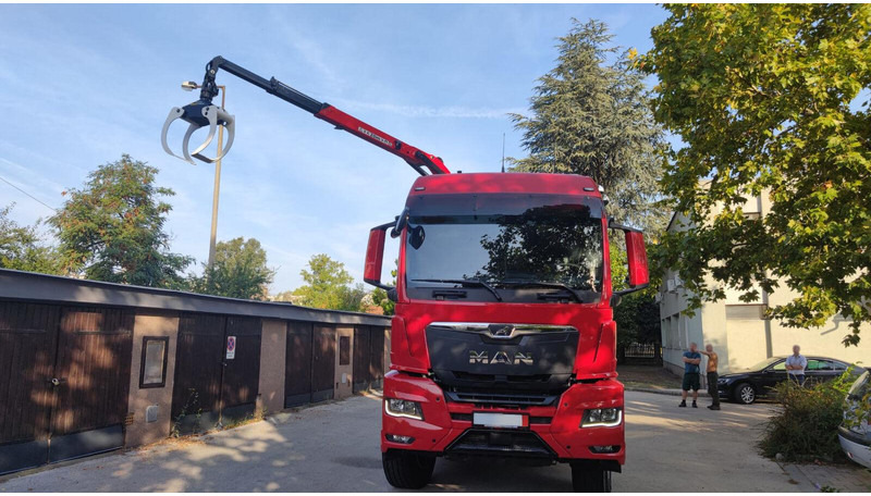 MAN TGS 33.520 - Rönkszállító teherautó, Darus autó: 4 kép. MAN TGS 33.520 - Rönkszállító teherautó, Darus autó: 4 kép.