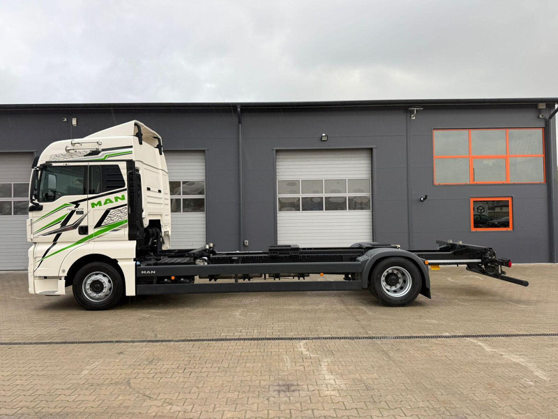 MAN TGX 18.470 // Przebieg 252 tyś. km !!! // Ciężarówka jak nowa // - Alvaz teherautó: 2 kép. MAN TGX 18.470 // Przebieg 252 tyś. km !!! // Ciężarówka jak nowa // - Alvaz teherautó: 2 kép.