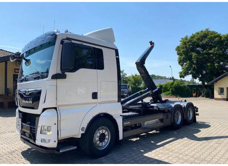 MAN TGX 26.440 - Horgos rakodó teherautó: 1 kép. MAN TGX 26.440 - Horgos rakodó teherautó: 1 kép.