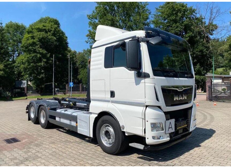 MAN TGX 26.440 - Horgos rakodó teherautó: 3 kép. MAN TGX 26.440 - Horgos rakodó teherautó: 3 kép.