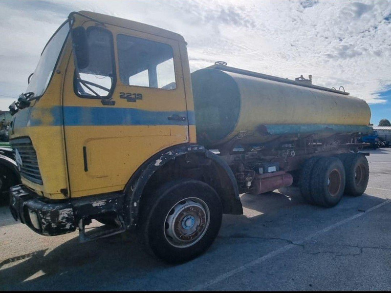 Mercedes-Benz 2219 6x4 Vízszállító Tartálykocsi - Tartályos teherautó: 3 kép. Mercedes-Benz 2219 6x4 Vízszállító Tartálykocsi - Tartályos teherautó: 3 kép.