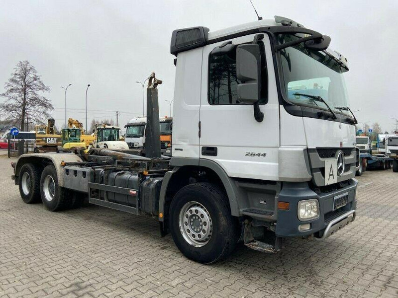 Mercedes-Benz ACTROS 2644 - Horgos rakodó teherautó: 1 kép. Mercedes-Benz ACTROS 2644 - Horgos rakodó teherautó: 1 kép.