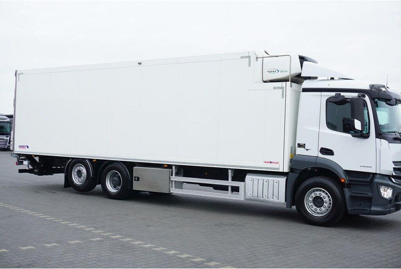Mercedes-Benz ANTOS / 2535 / EURO 6 / CHŁODNIA + WINDA / 23 PALETY / OŚ SKRĘTN - Hűtős teherautó: 3 kép. Mercedes-Benz ANTOS / 2535 / EURO 6 / CHŁODNIA + WINDA / 23 PALETY / OŚ SKRĘTN - Hűtős teherautó: 3 kép.