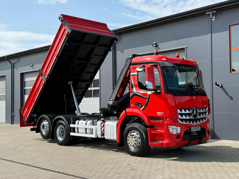 Mercedes-Benz AROCS 2532 // E6 // wywrotka 3-Stronna + HIAB HIDUO 158 B-2 // 6 - Billenőplatós teherautó, Darus autó: 1 kép. Mercedes-Benz AROCS 2532 // E6 // wywrotka 3-Stronna + HIAB HIDUO 158 B-2 // 6 - Billenőplatós teherautó, Darus autó: 1 kép.
