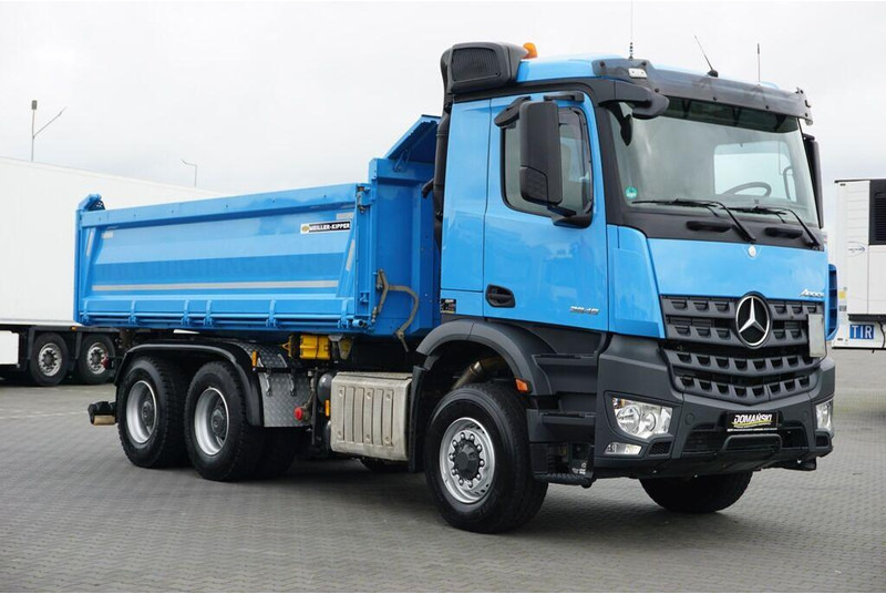 Mercedes-Benz AROCS / 2545 / E 6 / WYWROTKA / 6 X 6 / HYDROBURTA - Billenőplatós teherautó: 3 kép. Mercedes-Benz AROCS / 2545 / E 6 / WYWROTKA / 6 X 6 / HYDROBURTA - Billenőplatós teherautó: 3 kép.