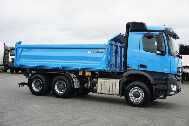 Mercedes-Benz AROCS / 2545 / E 6 / WYWROTKA / 6 X 6 / HYDROBURTA - Billenőplatós teherautó: 4 kép. Mercedes-Benz AROCS / 2545 / E 6 / WYWROTKA / 6 X 6 / HYDROBURTA - Billenőplatós teherautó: 4 kép.