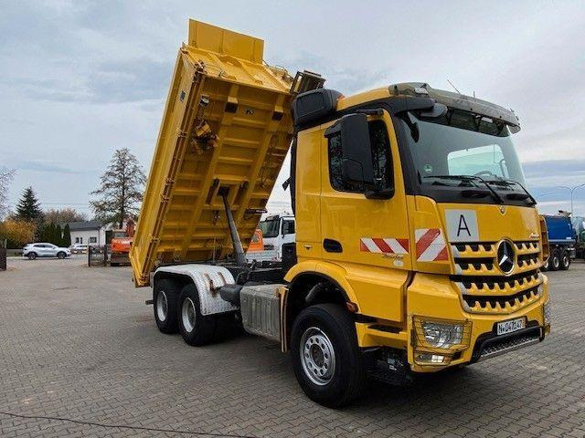 Mercedes-Benz AROCS 2648 - Billenőplatós teherautó: 2 kép. Mercedes-Benz AROCS 2648 - Billenőplatós teherautó: 2 kép.