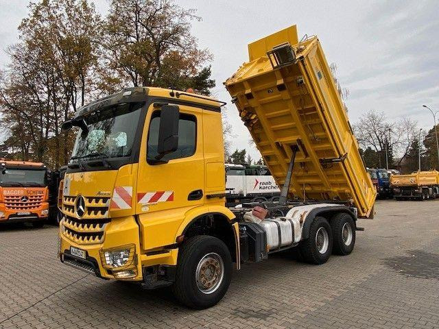Mercedes-Benz AROCS 2648 - Billenőplatós teherautó: 1 kép. Mercedes-Benz AROCS 2648 - Billenőplatós teherautó: 1 kép.