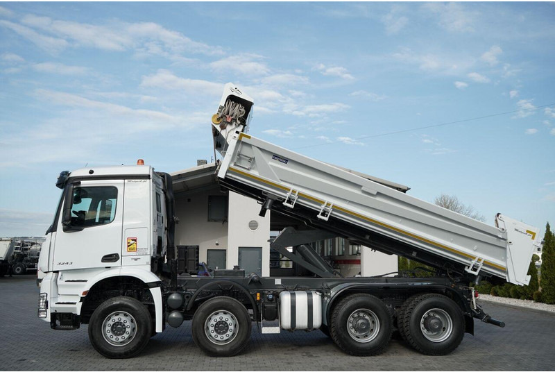 Mercedes-Benz AROCS 3243 / 8x4 / WYWROTKA DWUSTRONNA / HYDROBURTA / BORDMATIC - Billenőplatós teherautó: 2 kép. Mercedes-Benz AROCS 3243 / 8x4 / WYWROTKA DWUSTRONNA / HYDROBURTA / BORDMATIC - Billenőplatós teherautó: 2 kép.