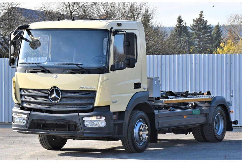 Mercedes-Benz ATEGO 1221 * ABROLLKIPPER * TOPZUSTAND - Horgos rakodó teherautó: 4 kép. Mercedes-Benz ATEGO 1221 * ABROLLKIPPER * TOPZUSTAND - Horgos rakodó teherautó: 4 kép.