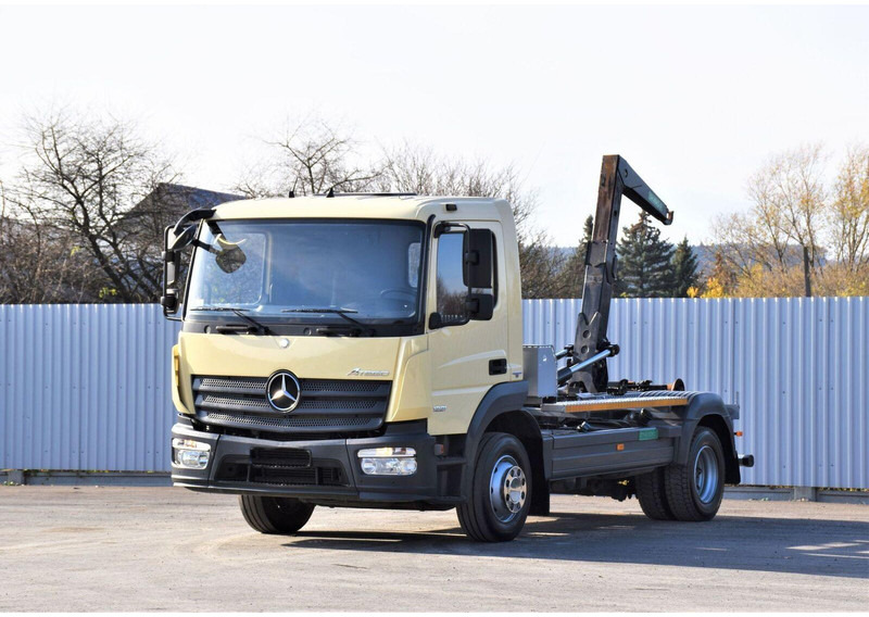 Mercedes-Benz ATEGO 1221 * ABROLLKIPPER * TOPZUSTAND - Horgos rakodó teherautó: 2 kép. Mercedes-Benz ATEGO 1221 * ABROLLKIPPER * TOPZUSTAND - Horgos rakodó teherautó: 2 kép.