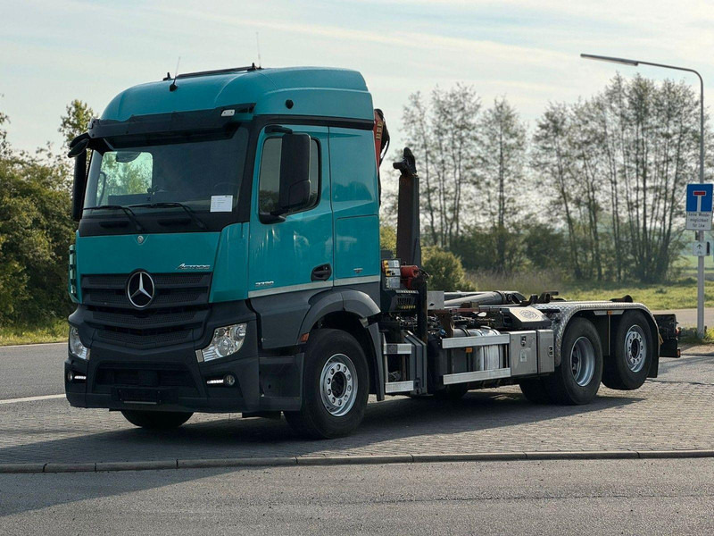 Mercedes-Benz Actros 2540 6x2 Abrollkipper Kran PK 11001 - Platós teherautó, Darus autó: 2 kép. Mercedes-Benz Actros 2540 6x2 Abrollkipper Kran PK 11001 - Platós teherautó, Darus autó: 2 kép.