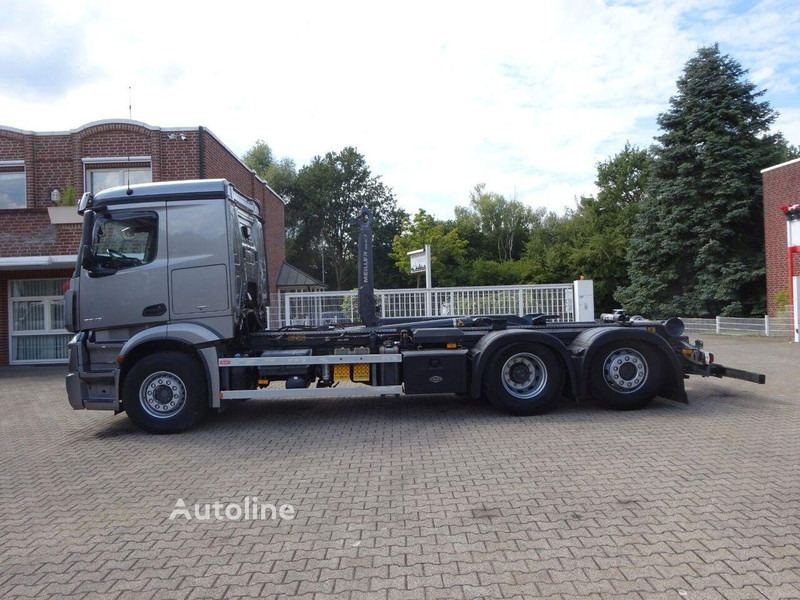Mercedes-Benz Actros 2545 - Hook lift truck 6x2 - Horgos rakodó teherautó: 3 kép. Mercedes-Benz Actros 2545 - Hook lift truck 6x2 - Horgos rakodó teherautó: 3 kép.