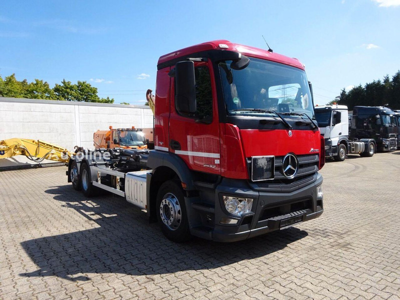 Mercedes-Benz Antos 2532 - Hook lift truck - Horgos rakodó teherautó: 2 kép. Mercedes-Benz Antos 2532 - Hook lift truck - Horgos rakodó teherautó: 2 kép.
