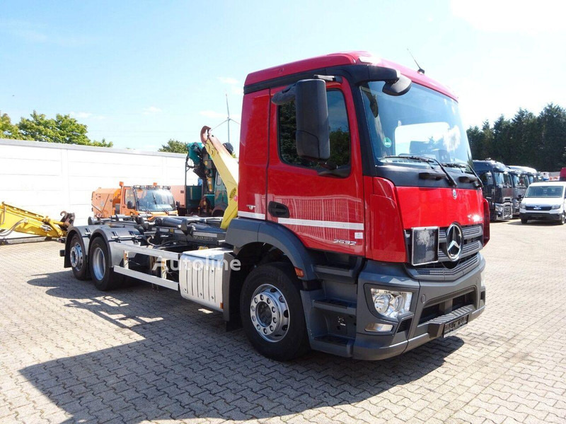Mercedes-Benz Antos 2532 - Hook lift truck - Horgos rakodó teherautó: 4 kép. Mercedes-Benz Antos 2532 - Hook lift truck - Horgos rakodó teherautó: 4 kép.