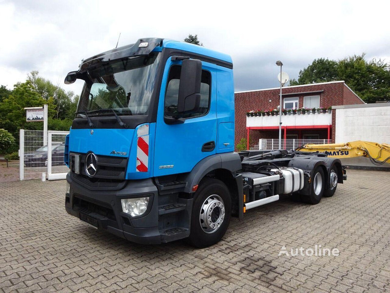 Mercedes-Benz Antos 2533 - Hook lift truck 6x2 - Horgos rakodó teherautó: 2 kép. Mercedes-Benz Antos 2533 - Hook lift truck 6x2 - Horgos rakodó teherautó: 2 kép.