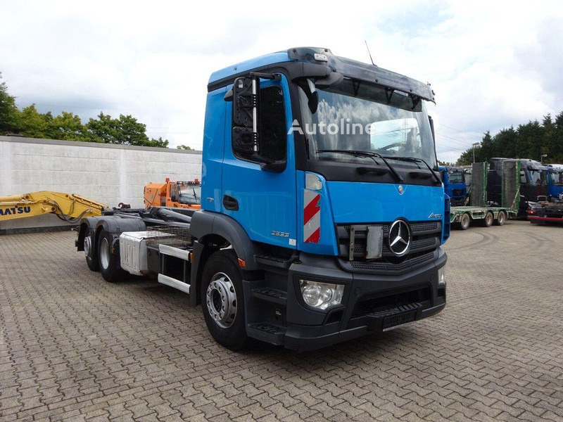 Mercedes-Benz Antos 2533 - Hook lift truck 6x2 - Horgos rakodó teherautó: 5 kép. Mercedes-Benz Antos 2533 - Hook lift truck 6x2 - Horgos rakodó teherautó: 5 kép.