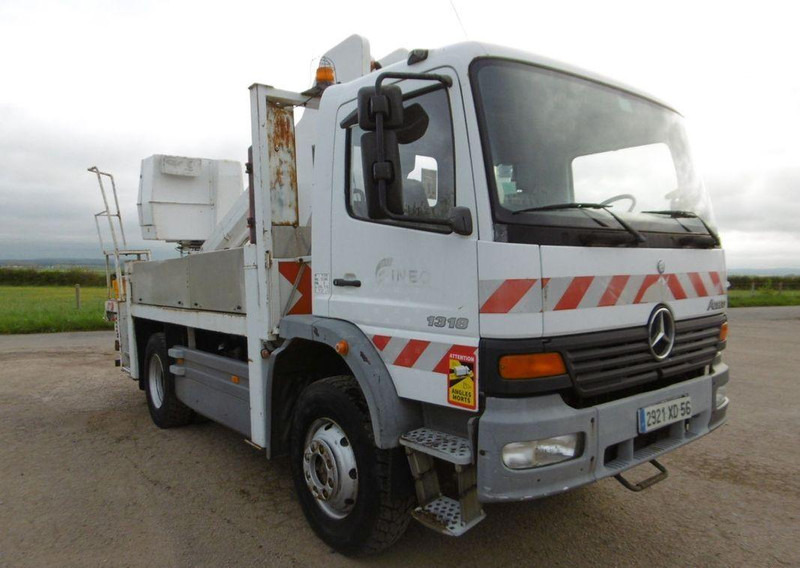 Mercedes-Benz Atego 1318 Nacelle - Lifting basket truck - Emelőkosaras teherautó: 2 kép. Mercedes-Benz Atego 1318 Nacelle - Lifting basket truck - Emelőkosaras teherautó: 2 kép.
