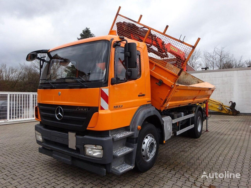 Mercedes-Benz Axor 1833 - 2 way tipper+crane - Billenőplatós teherautó, Darus autó: 2 kép. Mercedes-Benz Axor 1833 - 2 way tipper+crane - Billenőplatós teherautó, Darus autó: 2 kép.