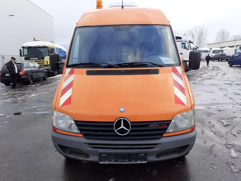 Mercedes-Benz Sprinter 413 - Szippantós autó: 2 kép. Mercedes-Benz Sprinter 413 - Szippantós autó: 2 kép.