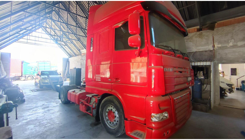 DAF XF 105.460 Lowdeck - MEGA - Nyergesvontató: 4 kép. DAF XF 105.460 Lowdeck - MEGA - Nyergesvontató: 4 kép.
