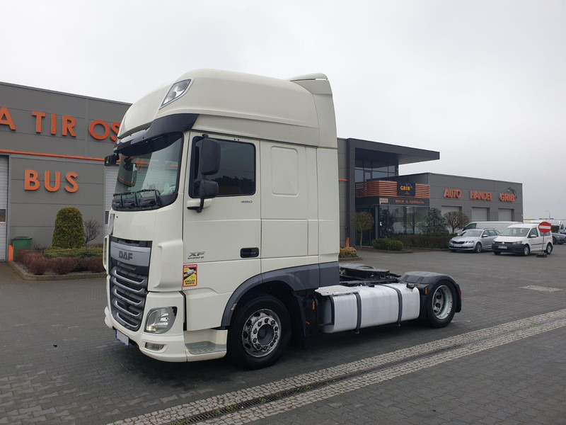 DAF XF 106 460 EURO 6 SSC LOW DECK - Nyergesvontató: 1 kép. DAF XF 106 460 EURO 6 SSC LOW DECK - Nyergesvontató: 1 kép.