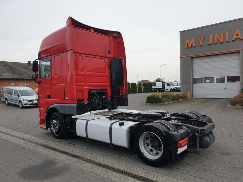 DAF XF 106 460 EURO 6 SSC LOW DECK - Nyergesvontató: 3 kép. DAF XF 106 460 EURO 6 SSC LOW DECK - Nyergesvontató: 3 kép.