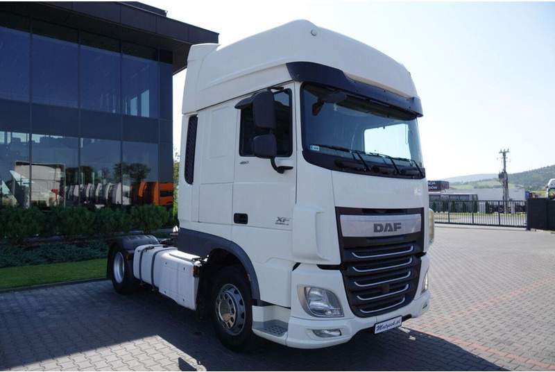 DAF XF 460 / MANUAL / STANDARD / SUPER SPACE CAB / EURO 6 - Nyergesvontató: 2 kép. DAF XF 460 / MANUAL / STANDARD / SUPER SPACE CAB / EURO 6 - Nyergesvontató: 2 kép.