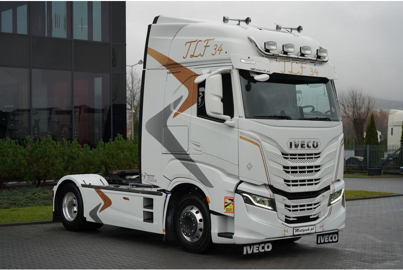 Iveco S-WAY / 530 / RETARDER / I-PARK COOL / FULL AIRMATIC / OPONY 10 - Nyergesvontató: 2 kép. Iveco S-WAY / 530 / RETARDER / I-PARK COOL / FULL AIRMATIC / OPONY 10 - Nyergesvontató: 2 kép.