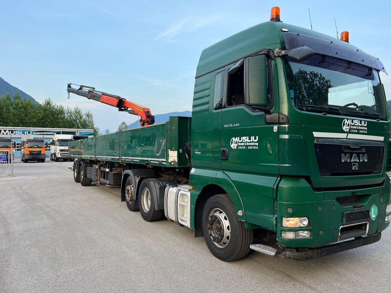 MAN TGX 26.440 6x2 + Flatbed semi trailer + Crane PK26002 - Nyergesvontató: 2 kép. MAN TGX 26.440 6x2 + Flatbed semi trailer + Crane PK26002 - Nyergesvontató: 2 kép.