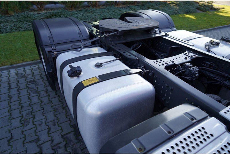 Nyergesvontató Mercedes-Benz ACTROS 1845: 17 kép.