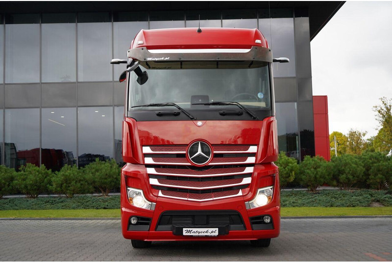 Mercedes-Benz ACTROS 1845 - Nyergesvontató: 3 kép. Mercedes-Benz ACTROS 1845 - Nyergesvontató: 3 kép.