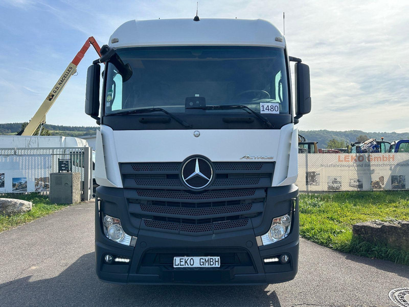Mercedes-Benz Actros 1845 - Nyergesvontató: 2 kép. Mercedes-Benz Actros 1845 - Nyergesvontató: 2 kép.