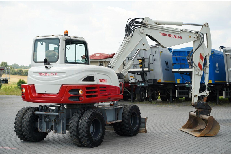 Takeuchi TB 295 W / KOPARKA KOŁOWA / 2016 ROK / PO KONTRAKCIE SERWISOWYM - Gumikerekes kotró: 4 kép. Takeuchi TB 295 W / KOPARKA KOŁOWA / 2016 ROK / PO KONTRAKCIE SERWISOWYM - Gumikerekes kotró: 4 kép.
