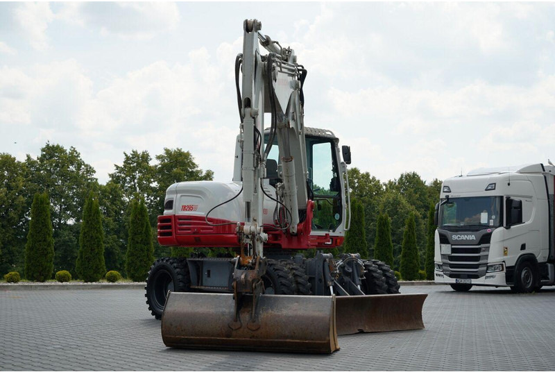 Takeuchi TB 295 W / KOPARKA KOŁOWA / 2016 ROK / PO KONTRAKCIE SERWISOWYM - Gumikerekes kotró: 5 kép. Takeuchi TB 295 W / KOPARKA KOŁOWA / 2016 ROK / PO KONTRAKCIE SERWISOWYM - Gumikerekes kotró: 5 kép.
