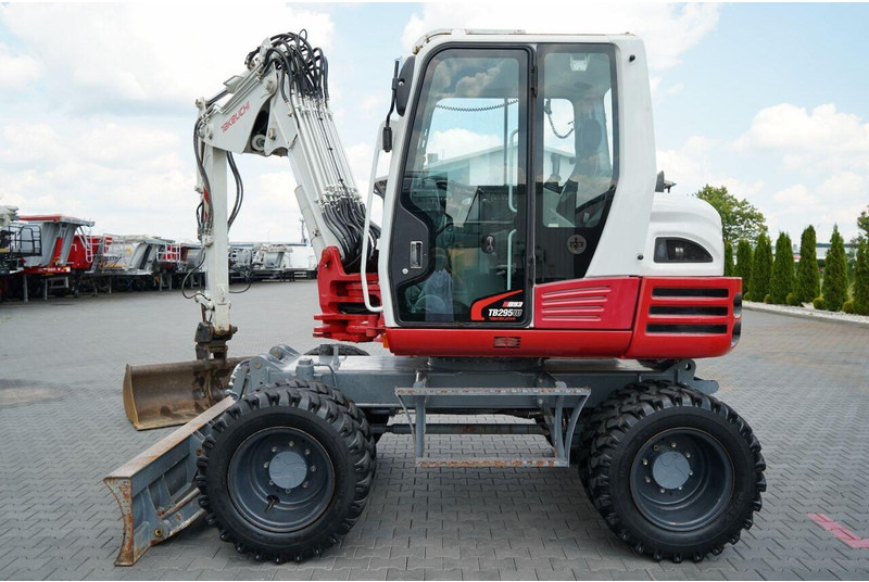 Takeuchi TB 295 W / KOPARKA KOŁOWA / 2016 ROK / PO KONTRAKCIE SERWISOWYM - Gumikerekes kotró: 2 kép. Takeuchi TB 295 W / KOPARKA KOŁOWA / 2016 ROK / PO KONTRAKCIE SERWISOWYM - Gumikerekes kotró: 2 kép.