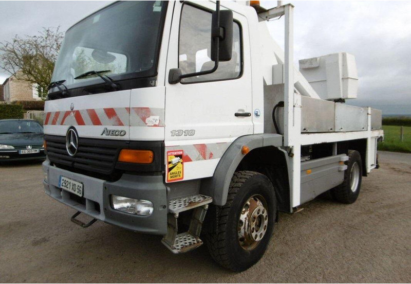 Mercedes-Benz Atego 1318 Nacelle - Lifting basket truck - Teherautó, Darus autó: 1 kép. Mercedes-Benz Atego 1318 Nacelle - Lifting basket truck - Teherautó, Darus autó: 1 kép.