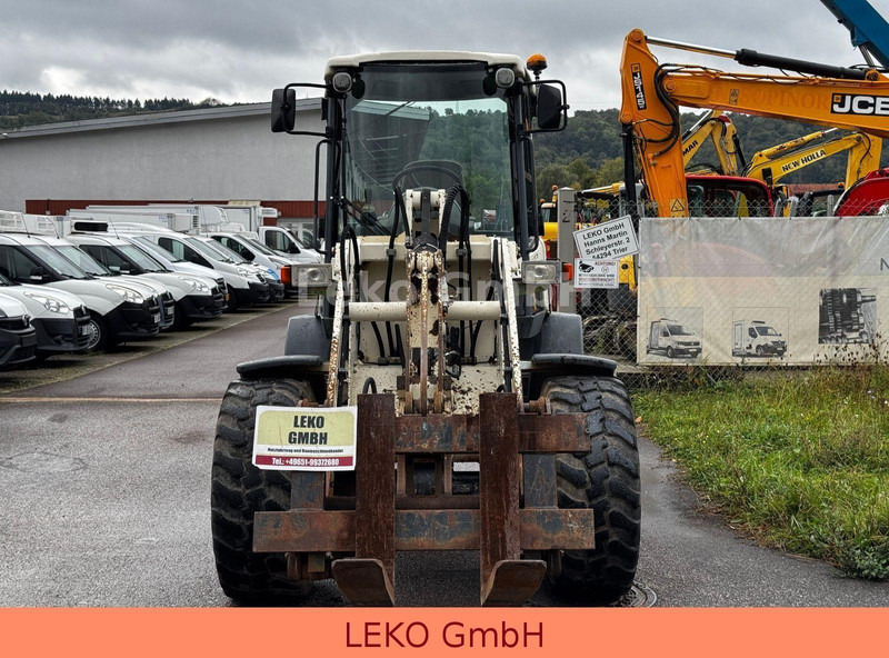 Terex TL 100 - Gumikerekes homlokrakodó: 3 kép. Terex TL 100 - Gumikerekes homlokrakodó: 3 kép.