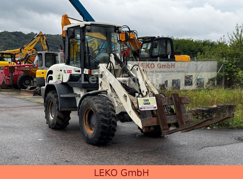 Terex TL 100 - Gumikerekes homlokrakodó: 1 kép. Terex TL 100 - Gumikerekes homlokrakodó: 1 kép.