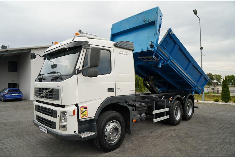 Volvo FM 360 / 6x4 / WYWROTKA DWUSTRONNA / HYDROBURTA / MANUAL / SPROW - Billenőplatós teherautó: 2 kép. Volvo FM 360 / 6x4 / WYWROTKA DWUSTRONNA / HYDROBURTA / MANUAL / SPROW - Billenőplatós teherautó: 2 kép.