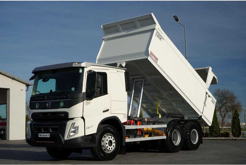 Volvo FMX 550 / 6x4 / WYWROTKA / WOZIDŁO / HARDOX / HYDRAULICZNA KLAPA - Billenőplatós teherautó: 1 kép. Volvo FMX 550 / 6x4 / WYWROTKA / WOZIDŁO / HARDOX / HYDRAULICZNA KLAPA - Billenőplatós teherautó: 1 kép.