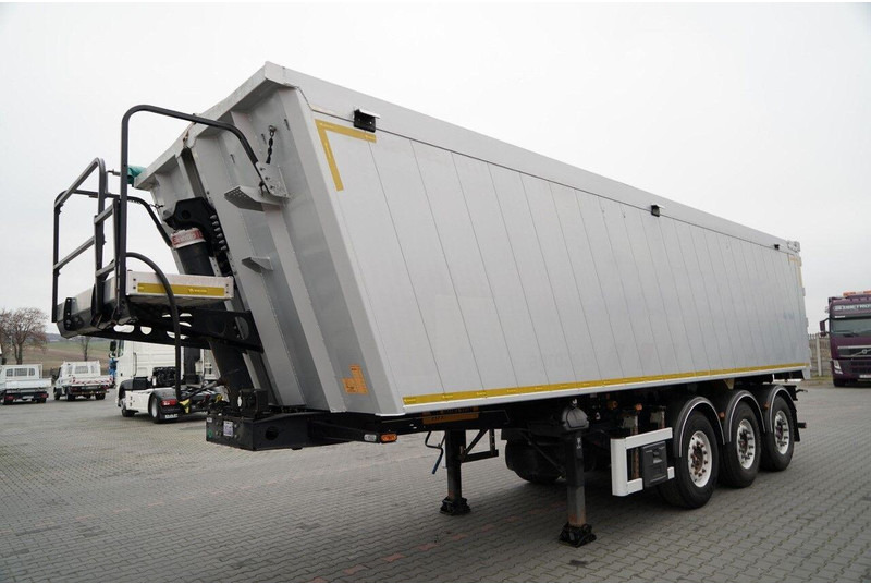 Wielton WYWROTKA / 41 M3 / ALUMINIOWA / 2x OŚ PODNOSZONA / OSIE SAF / A - Félpótkocsi billenőplatós: 2 kép. Wielton WYWROTKA / 41 M3 / ALUMINIOWA / 2x OŚ PODNOSZONA / OSIE SAF / A - Félpótkocsi billenőplatós: 2 kép.