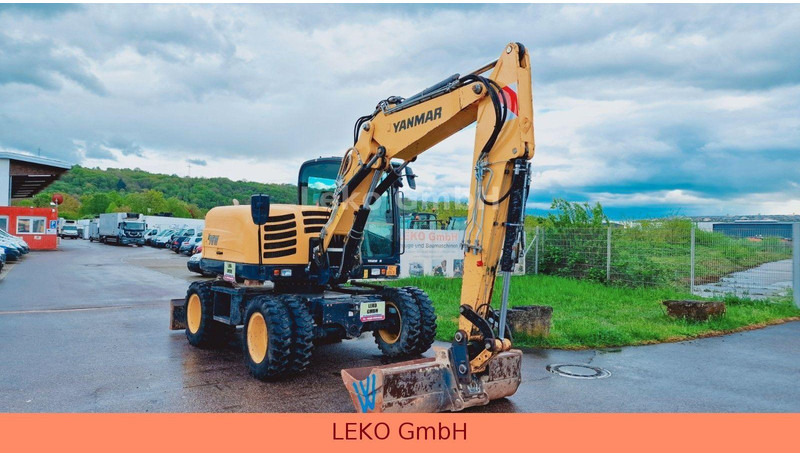 Yanmar B 95W Mit Drei Löffeln und Ein Hammer - Gumikerekes kotró: 1 kép. Yanmar B 95W Mit Drei Löffeln und Ein Hammer - Gumikerekes kotró: 1 kép.